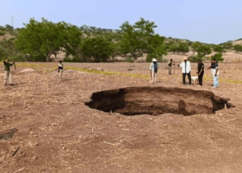 Socavón profundo sorprende a comunidad en Tlapa, Guerrero