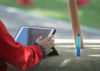 Jóvenes se intoxican con vapeadores de sustancia desconocida