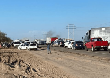 Bloqueo de carretera a Bahía de Kino por fallas eléctricas