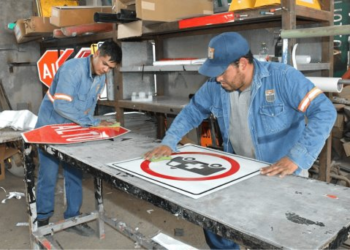 Cidue instala nuevos señalamientos y letreros viales