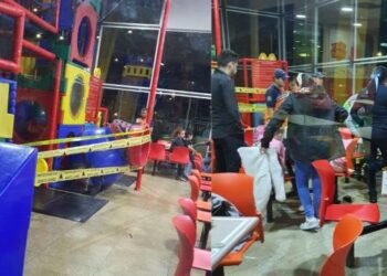 Colapsan juegos infantiles en restaurante en la CDMX