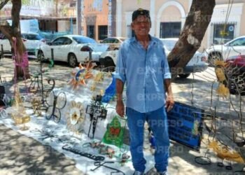 Sergio Calderón crea figuras de herrería artística