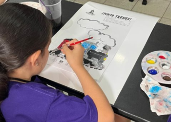 Jóvenes y niños visitan el Museo Ferrocarrilero de Empalme