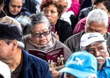 Mujer roba 30 mil pesos a pareja de adultos mayores