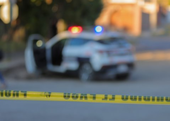Hayan a hombre con orden de aprehensión caminando en la calle
