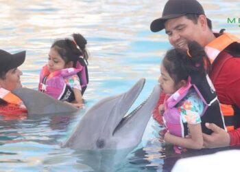 Recibe Valeria regalo de delfinoterapia en San Carlos