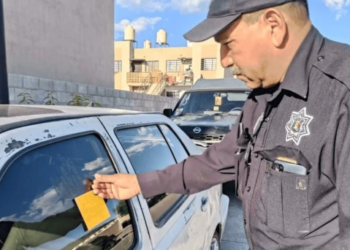 Retiran vehículos abandonados en calles de Nogales