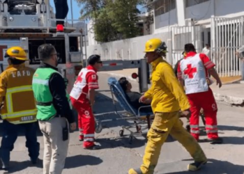 trabajador queda electrocutado; Bomberos lo salvan
