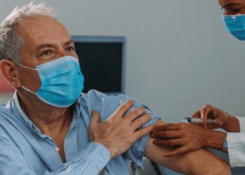 Vacunas recomendadas para mayores de 50 años antes de invierno