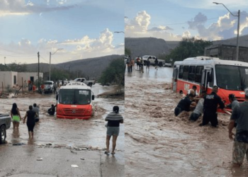 Policías rescatan a usuarios del transporte varadas en arroyo