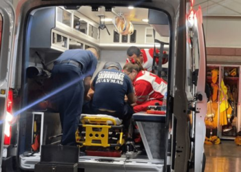 rescatan a menor tras horas atascado en alberca