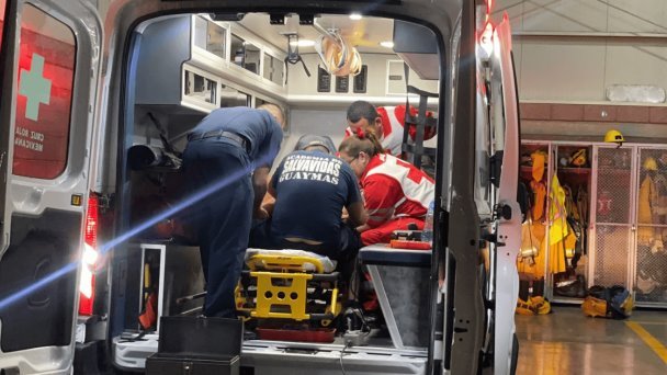 rescatan a menor tras horas atascado en alberca rescatan a menor tras horas atascado en alberca