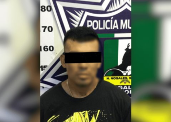 Hombre forcejea con policías para evitar arresto en Nogales