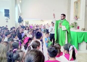 Alumnos de Hermosillo reciben bendición al regreso a clases