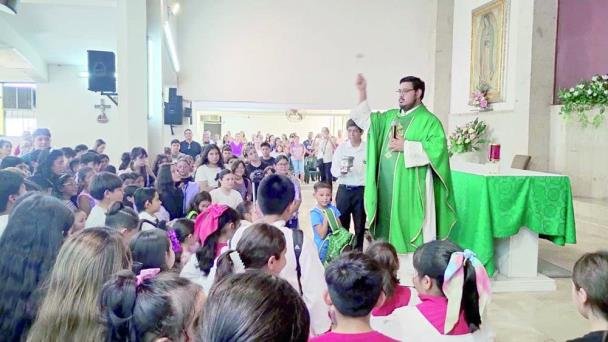 Alumnos de Hermosillo reciben bendición al regreso a clases Alumnos de Hermosillo reciben bendición al regreso a clases