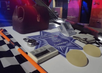 los detienen tras robarse implantes de senos