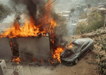 Intenta cargar su Tesla y lo incendia junto a su casa