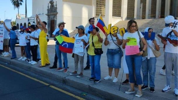 Venezolanos en Hermosillo se manifiestan en Museo de la Unison Venezolanos en Hermosillo se manifiestan en Museo de la Unison