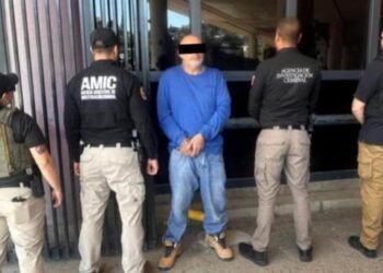 Detienen a fugitivo por homicidio tras ser deportado en Nogales