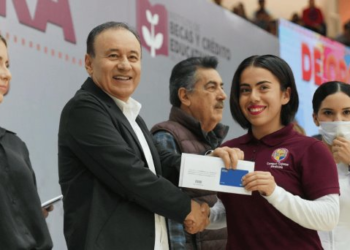 Entrega Sonora 330 mil becas en tres años