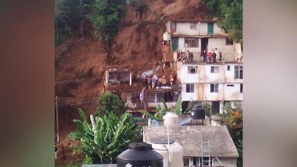 Familia queda sepultada tras deslave en Veracruz; mueren tres Familia queda sepultada tras deslave en Veracruz; mueren tres