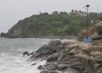 Huracán John toca tierra en la costa de Guerrero
