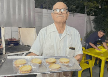 Juan Pedro Bejarano pasó de policía a vender pays de queso