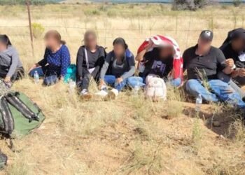 Detienen a grupo de migrantes guatemaltecos