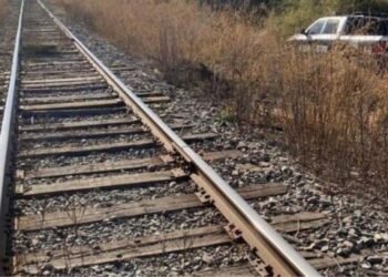 Multarán en Nogales a peatones que desafíen a tren en movimiento