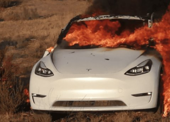 Tesla es encontrado en llamas en Tecate, Baja California