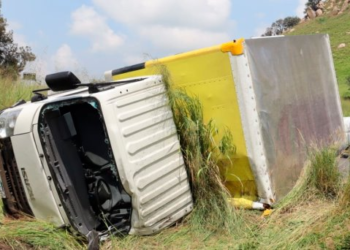 Chofer vuelca en carretera a Nogales de Zapopan; queda herido