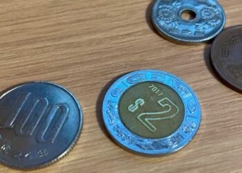 Moneda mexicana de 2 pesos sorprende a japonés en máquina expendedora y se vuelve viral