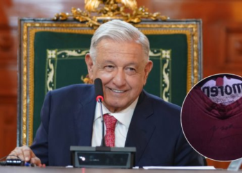 Venden gorra supuestamente firmada por AMLO en 55 mil pesos