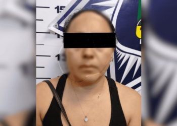 Mujer discute con su pareja y daña vehículos en Nogales
