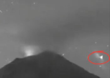 Supuesto OVNI sobrevuela el Popocatépetl y causa intriga en redes sociales