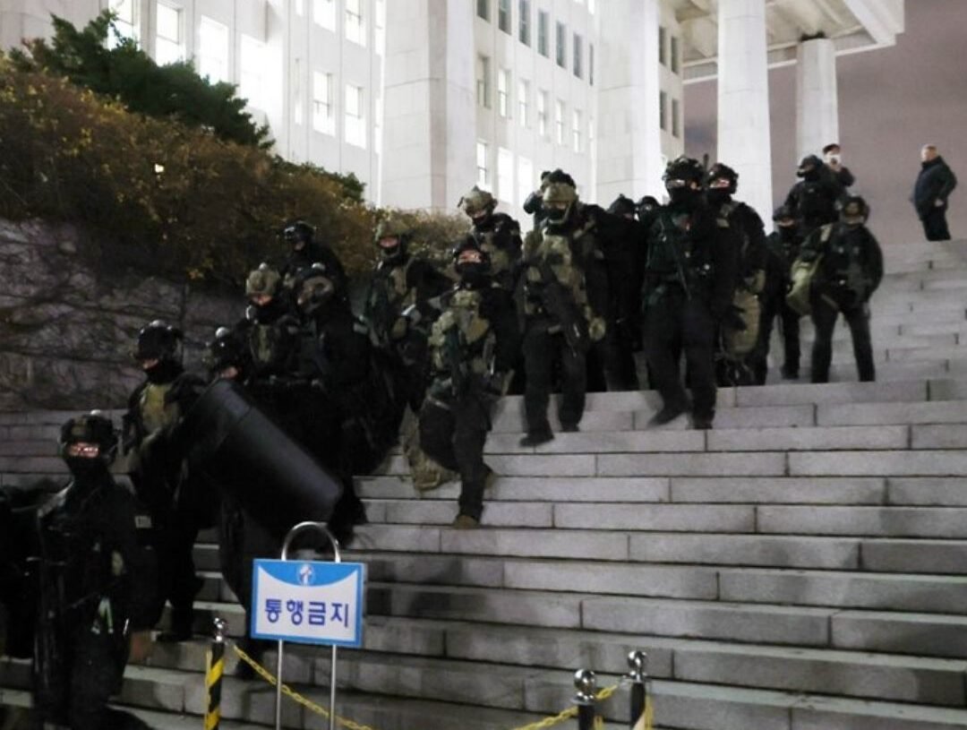 Soldados irrumpen en la Asamblea Nacional de Corea del Sur tras la imposición de la Ley Marcial