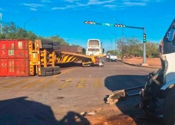 Tráiler y autobús protagonizan aparatoso accidente en Hermosillo; 22 lesionados