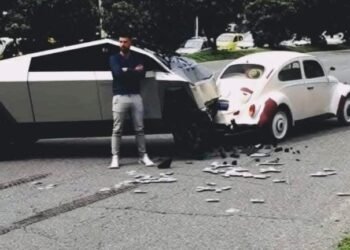 Accidente entre Cybertruck y Vocho se vuelve viral, desatando debate sobre qué auto es mejor