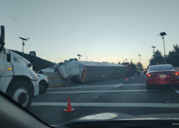 Volcadura de tráiler en la autopista México-Cuernavaca genera cierre de circulación y caos vial