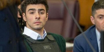 Luigi Mangione se declara “no culpable” tras ser acusado del asesinato del CEO de UnitedHealthcare