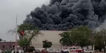 Macro incendio consume planta de Bachoco en Apodaca; preocupa serie de siniestros industriales en la zona