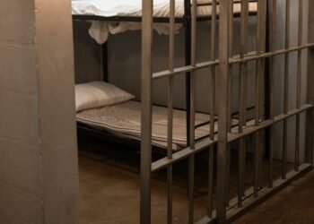 Muere hombre detenido en celdas de Moctezuma