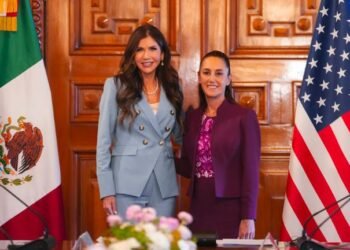 Kristi Noem acusa a Claudia Sheinbaum de alentar protestas violentas en Los Ángeles por redadas migratorias