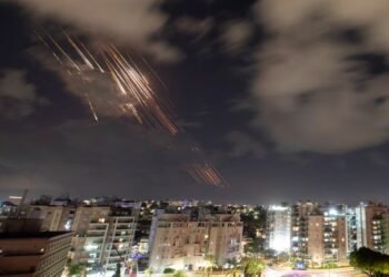 Irán lanza cientos de misiles contra Israel como respuesta a ataques previos