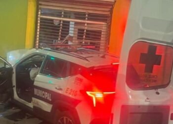 Hombre estrella patrulla contra papelería; enfrenta cargos por daños