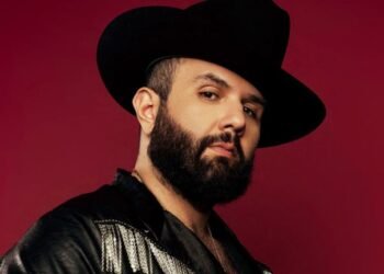 El cantante Carín León se une a la lucha por los perritos callejeros con donación a Pata de Perro