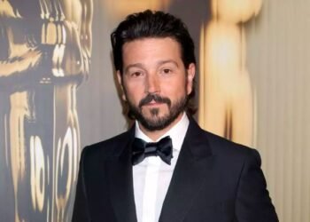 Diego Luna alza la voz por los migrantes en su debut como conductor de Jimmy Kimmel Live