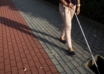 Mujer invidente cae en alcantarilla en Hermosillo: una herida abierta en la ciudad