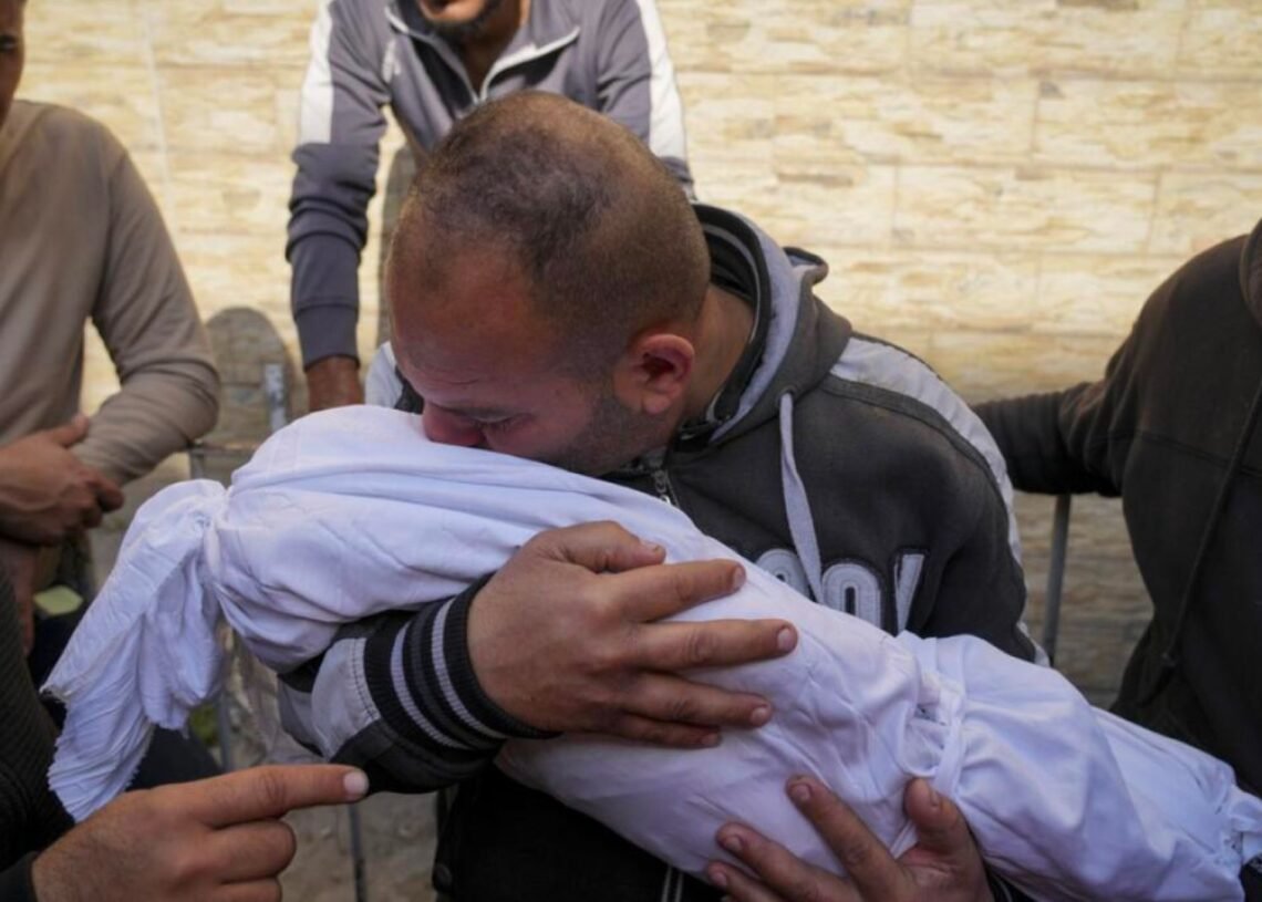Tragedia en Gaza: 95 muertos, entre ellos 10 niños, por ataque israelí cerca de un punto de agua