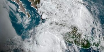 Flossie va con todo: podría llegar a categoría 3 y traer olas de hasta 6 metros